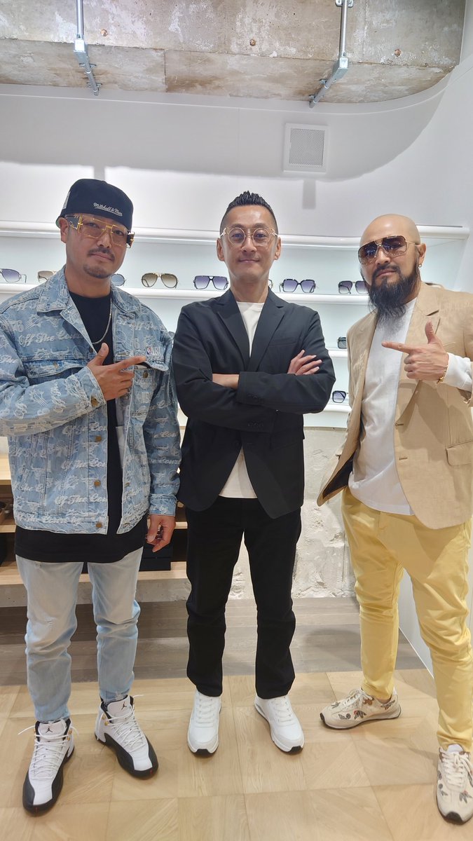 hirosuketaro3's tweet photo. 11月にオープンした日本初のCAZAL直営店『CO8(ｺｴｲﾄ)』にて
10年来お世話になっている眼鏡屋さんが以前の会社を退社され店長に就任
めでたく開催されたCAZALトランクショーにCAZAL大先輩とともに訪問 https://t.co/HX9hgRGZOR
