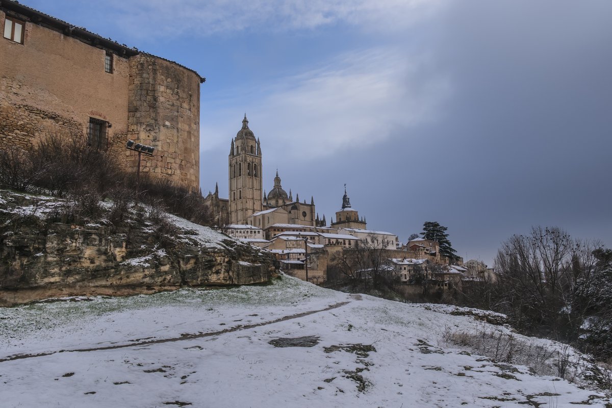 La Catedral de Segovia amanece nevada en este último domingo antes de #Navidad❄️🎄