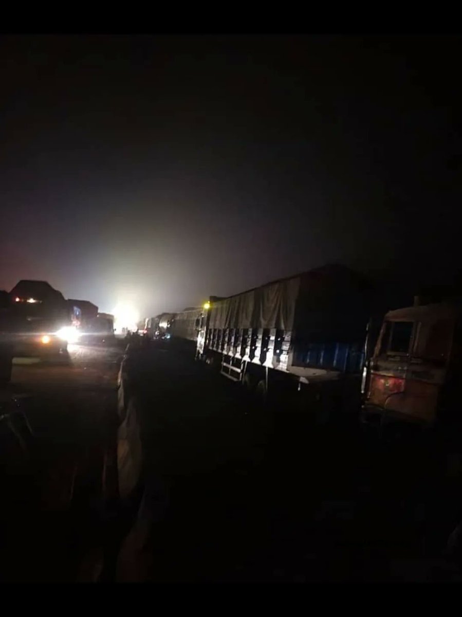 abuja_gist's tweet image. Motorists travelling along the Lokoja–Abuja highway experienced severe traffic congestion over the weekend, leaving many commuters stranded for hours with little to no movement.

The gridlock reportedly began on Saturday and stretched into Sunday morning, affecting hundreds of…