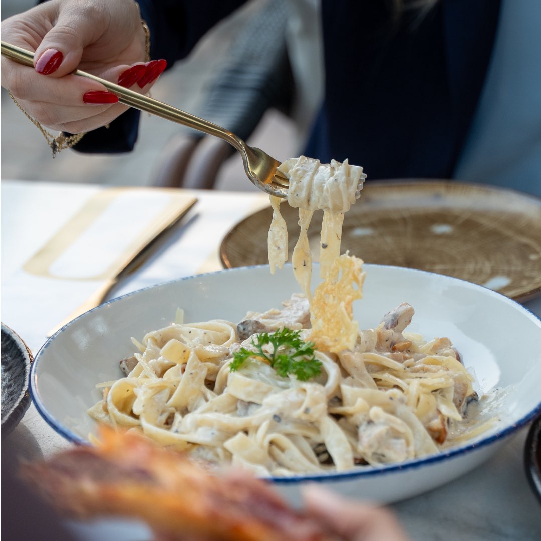 من ألذ أطباقنا… باستا ترافل بيانكا
الكريمة الغنية ونكهة الترافل الموزونة تعطي طعم لذيذ يودّيكم لعالم ثاني.
جرّبوها اليوم في ڤيدرو