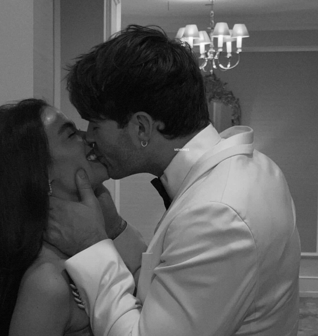 LaviniaBalzac's tweet photo. Acordo mais ainda apaixonada por você, meu Weels. Eu te amo, meu vício diário.  

Amo nossa bagunça gostosa, os nossos momentos incríveis. Amo nós. @IdrisWeels 🤍 https://t.co/OXluSsbAWW