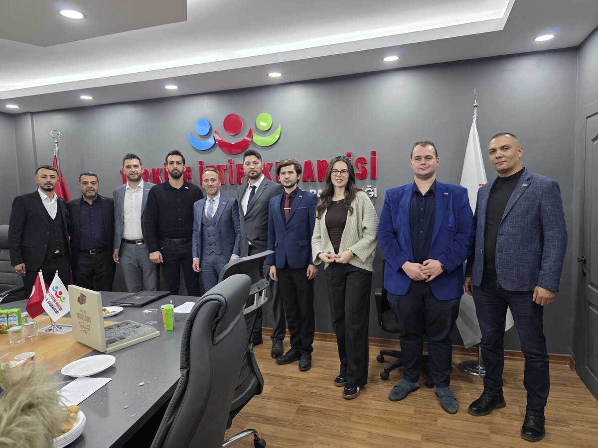 İstanbul 2.olağan il kongresinde İl yönetimine seçilen Kadın Kolları Başkanımız Sn. Nilüfer Çat hanımefendi, İl Teşkilat başkanımız Sn. Ali Dursun, Anadolu yakası bölge teşkilat başkanı Sn. Elyesa Alperen Anaç,  Avrupa yakası bölge teşkilat başkanı Sn. Hüseyin Anık, Seçim işleri