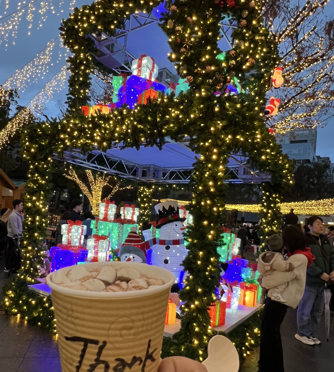 iroha_wakana's tweet photo. ふらっと来てしまった！
クリスマスが一番好きな季節🎄✨
世界がキラキラしてる！！！
浮かれてスノードーム買ってしまった🎅🏻♡
#BALLPARKxmas https://t.co/p2xF0I6ysE