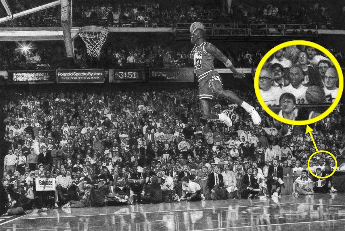 parallelecinico's tweet photo. È una delle foto in assoluto più famose nella storia del basket: Slam Dunk Contest 1988, Michael Jordan stacca dalla linea del tiro per andare a schiacciare.
Si potrebbe pensare che nella prima foto ci siano la versione a colori e quella in bianco e nero.
Quella in bianco e nero non è una fotografia ma un disegno fatto a matita...
Lo ha eseguito l'artista Keegan Hall, famoso per le sue opere a matita, che ha impiegato circa 200 ore per ridisegnare a mano la foto.
Nel suo disegno ha anche inserito anche una chicca: tra il pubblico ha messo Michael Jordan.
Michael Jordan che assiste ad una delle schiacciate più iconiche di Michael Jordan.