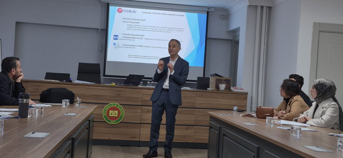 Pen Norveç (<a href="/PEN_Norway/">Norsk PEN</a> ) işbirliğinde Diyarbakır’da düzenlemiş olduğumuz Kürtçe Adli Tercümanlık Atölyemizi sona ermiştir. Değerli katkılarından ötürü Sabîr Ebdulahîzad’a (<a href="/ebdulahizad/">Sabîr Ebdulahîzad</a> )ve tüm katılımcılara teşekkür ederiz 🌿