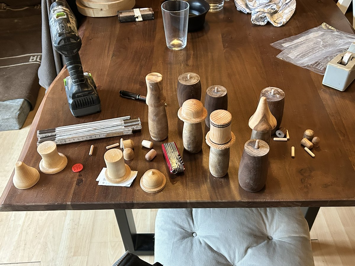 dtabken's tweet image. Bastelbausatz "Gnömchen" ... 
Jetzt erstmal aufwärmen, die Finger auftauen lassen und dann kann ich sie zusammensetzen. DAS geht dann aber auch am Esstisch