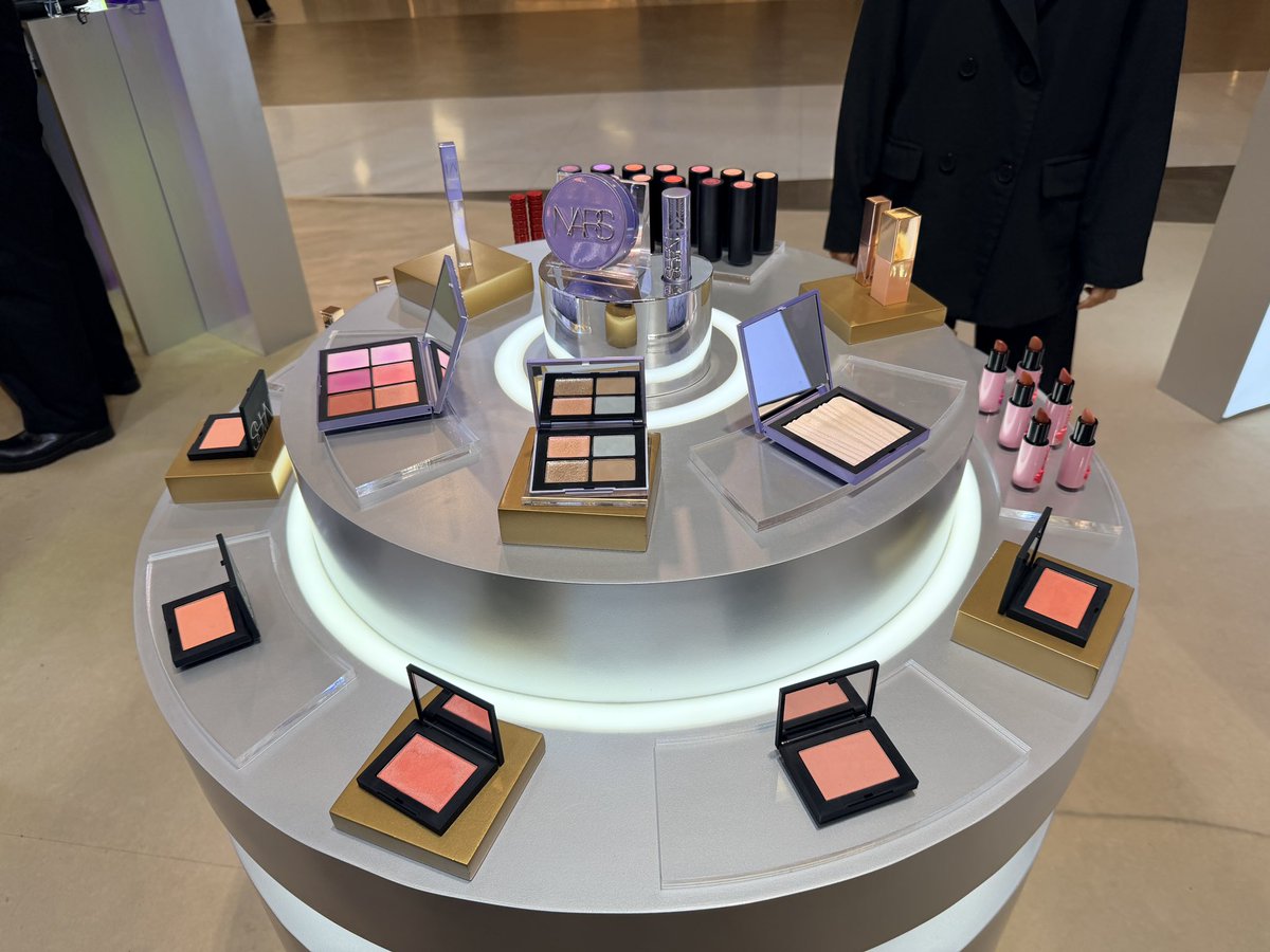 Aorjang's tweet image. แวะมาหาพี่จ้านที่พารากอน เลยมาอุดหนุนเล็กน้อยค่า😁✨

เซทม่วงตอนนี้ลดราคา 30% เซททั่วไปลด 20% ซื้อครบ 3500 ลดอีก 300 พร้อมของแถมจุกๆ เช่นเคย! 😆❤️

#XiaoZhanxNARS
#อ้อซับป๋อจ้าน