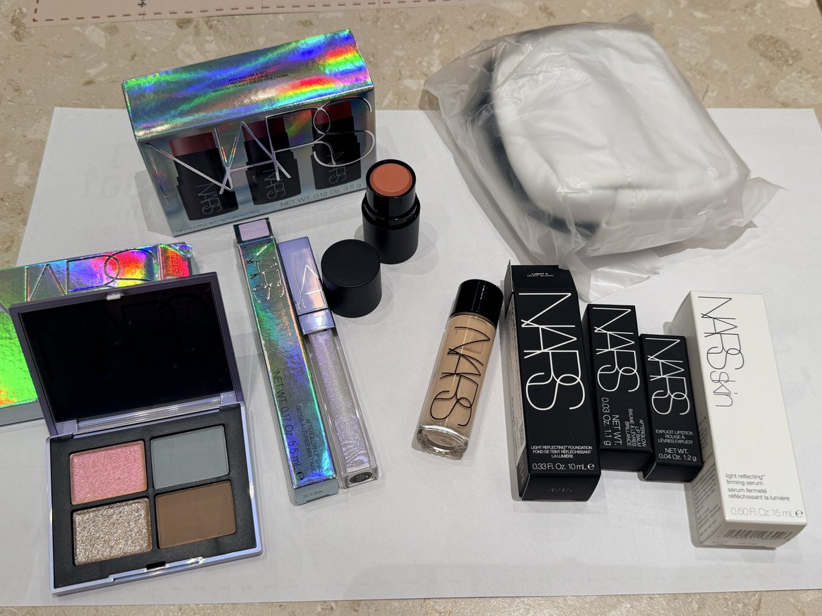 Aorjang's tweet image. แวะมาหาพี่จ้านที่พารากอน เลยมาอุดหนุนเล็กน้อยค่า😁✨

เซทม่วงตอนนี้ลดราคา 30% เซททั่วไปลด 20% ซื้อครบ 3500 ลดอีก 300 พร้อมของแถมจุกๆ เช่นเคย! 😆❤️

#XiaoZhanxNARS
#อ้อซับป๋อจ้าน