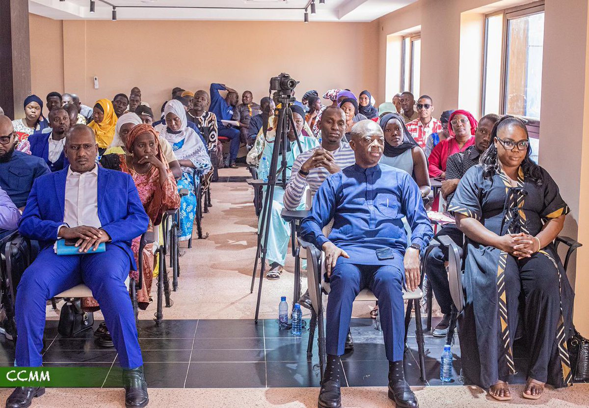 MoussaMaraMali's tweet image. L’engagement ne s’emprisonne pas : Moussa MARA finance 18 projets de jeunes.

Ce samedi 20 décembre, la salle polyvalente du patronat a servi de cadre à la remise de chèques de la 4ᵉ cohorte du FONSEJ de la Fondation Malienne pour l’Entraide et le Développement (FMED), pour un…