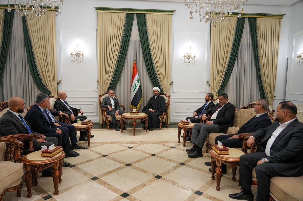 الشيخ الأمين والسيد طالباني يبحثان مستجدات الساحة السياسية وسبل تعزيز التفاهم الوطني

استقبل الأمين العام لحركة عصائب أهل الحق، سماحة الشيخ قيس الخزعلي، في مكتبه ببغداد، السيد بافل طالباني، رئيس الاتحاد الوطني الكردستاني.

وجرى خلال اللقاء بحث مجمل التطورات السياسية في البلاد،