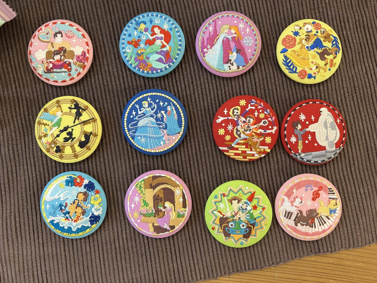 当方、予約していた缶バッチ到着しました！スティッチとリトルマーメイド、シンデレラの刺繍が凝られててとっても素敵！