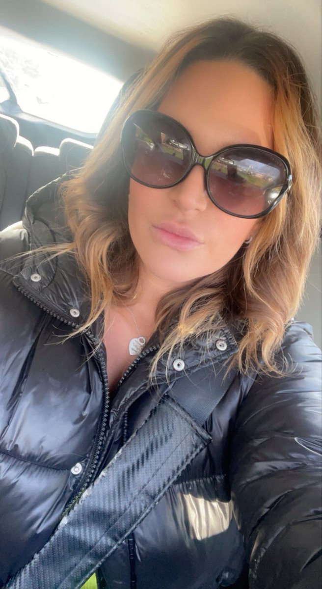 becca59583373's tweet image. Off out for a nice walk in the sun in my favourite black puffer 😘😘