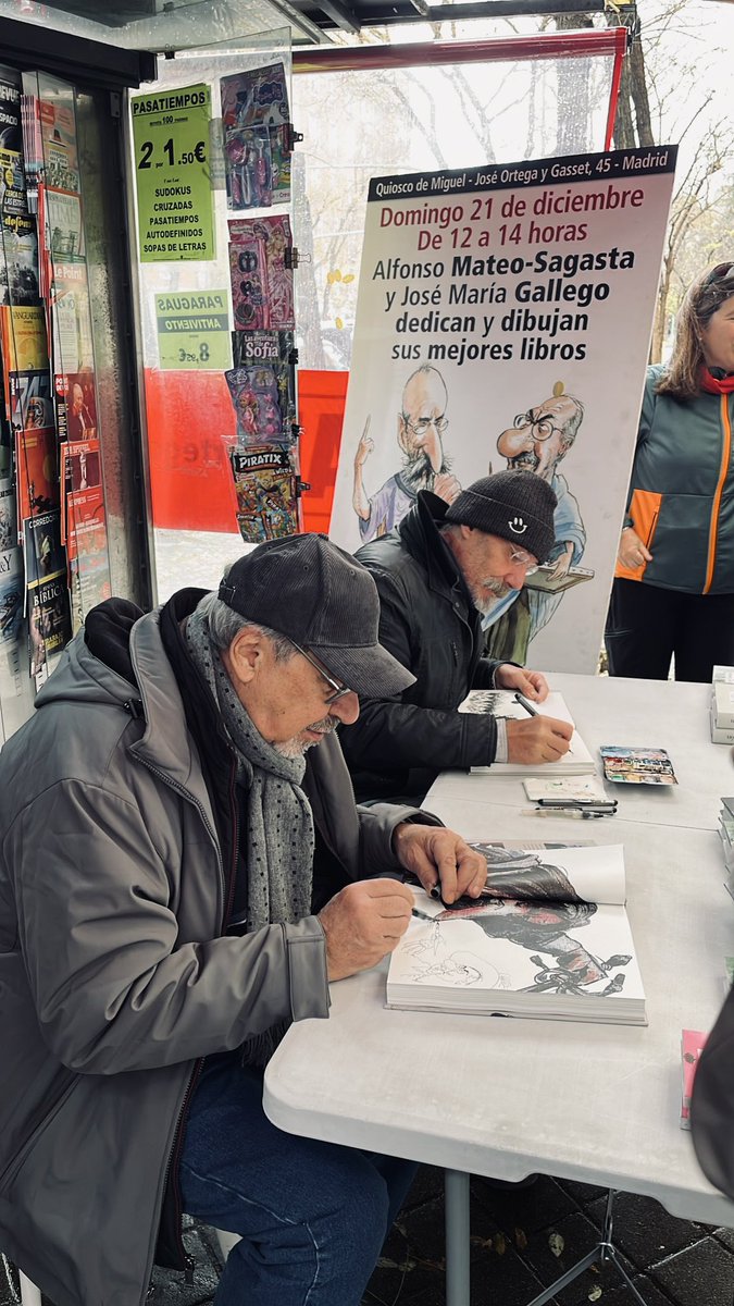 Jose María Gallego y <a href="/AlfonsoMSagasta/">Alfonso Mateo-Sagasta</a>, firmando, ahora mismo, en el Quiosco de Miguel.