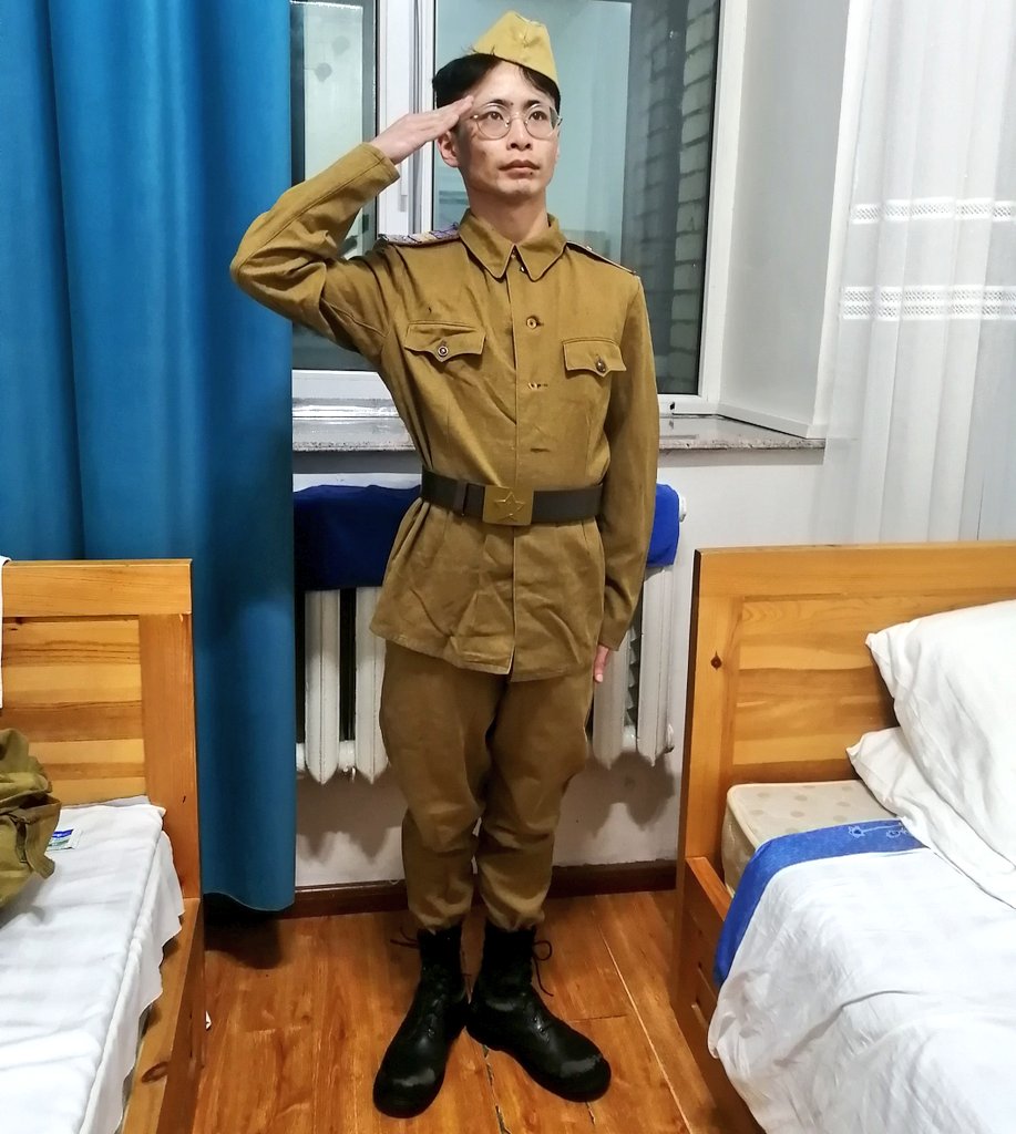 オリーブドラブ軍服 39R 赤い肩章付き オリーブドラブ軍服 39R 赤い肩章付き オリーブドラブ軍服 39R 赤い