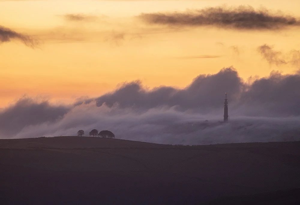 Sutton Common Tower, amongst clouds and mist.

Watch a short time-lapse video of this here youtu.be/bNVAp06VZxo?si…