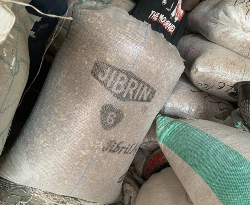 sureBigbro's tweet image. Symbol of Hope

Fuel price: ₦739
A bag of rice: ₦45,000
A bag of beans: ₦55,000
One live chicken: ₦18,000
A paint bucket of garri: ₦750

These are the exact prices of items in our local market this December.
Let us sing for our admirable President, Tinubu.

On your mandate,…