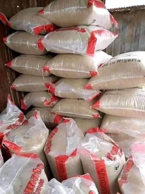 sureBigbro's tweet image. Symbol of Hope

Fuel price: ₦739
A bag of rice: ₦45,000
A bag of beans: ₦55,000
One live chicken: ₦18,000
A paint bucket of garri: ₦750

These are the exact prices of items in our local market this December.
Let us sing for our admirable President, Tinubu.

On your mandate,…