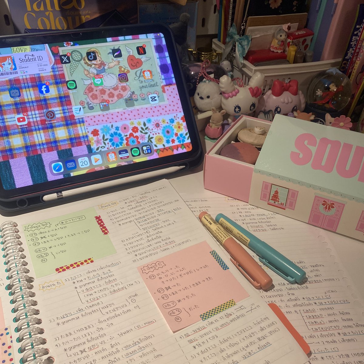 kyomidoriko07's tweet image. #kpjourneytouni

14 - 20 dec 25

กลับมาอ่าน a-level แล้ว😵😵 หลังจากพักหลังสอบไป 2 วัน ทำไทยเล่มม่วง ครูอ๊อฟ + รีดดิ้ง ม้าลายจบแล้ว &amp;lt;33 🍀🍀 เริ่มทำ a-level eng ดร.ศุภวัฒน์ด้วย ! ทวนไวยากรณ์ญปรัวๆเลยละ สรุปของพี่แคทใหม่อีกรอบครบแยะ ♥️🎌

#วันนี้dek69ทําอะไร #dek69