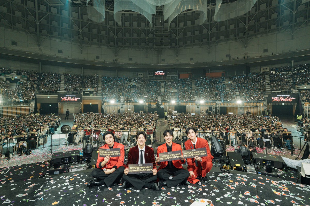 [ #DAY6_BEHIND ]
 
𝟸𝟶𝟸𝟻 𝙳𝙰𝚈𝟼 𝚂𝚙𝚎𝚌𝚒𝚊𝚕 𝙲𝚘𝚗𝚌𝚎𝚛𝚝 ‘𝚃𝚑𝚎 𝙿𝚛𝚎𝚜𝚎𝚗𝚝’ - 𝙳𝙰𝚈𝟹 🎄
 
DAY6라는 사랑의 마법은 
My Day를 따스하게 만들어 ✨
 
#DAY6 #데이식스
#The_Present