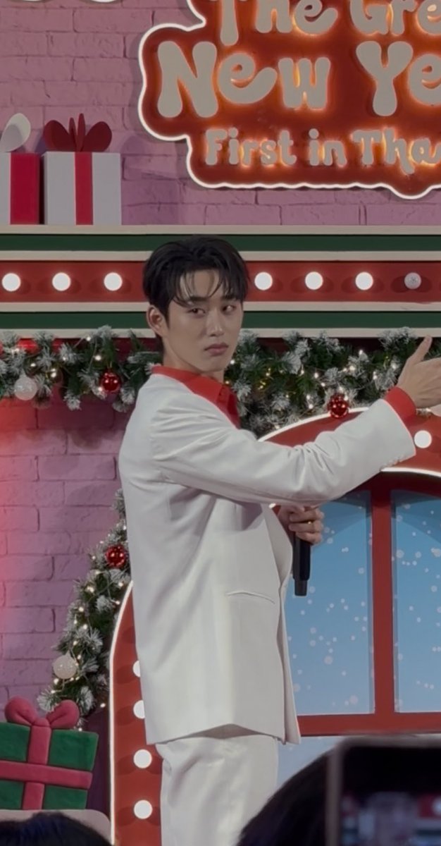 NPK3030's tweet photo. SIDE EYE😭🤣

EST AT NGAMWONGWAN 
#EstSuphaxTheGreatNewYear https://t.co/R6JomrMN0F