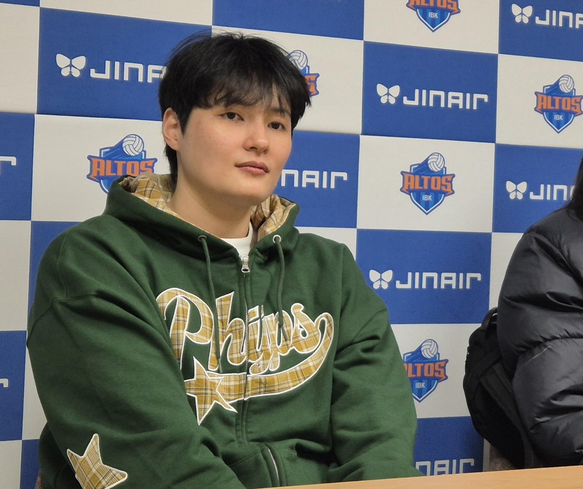 현대건설 '새 철벽' 김희진 ＂잃을 게 없다는 생각으로 뛴다＂ (출처 : 네이버 스포츠) 
naver.me/FW04Eu1y

"난 부상으로 코트에 다시 서는 것조차 믿음을 주지 못했던 선수였다"며 "나 역시 다시 할 수 있을지 확신을 갖지 못했다"고 고백했다.
ㅠㅠ