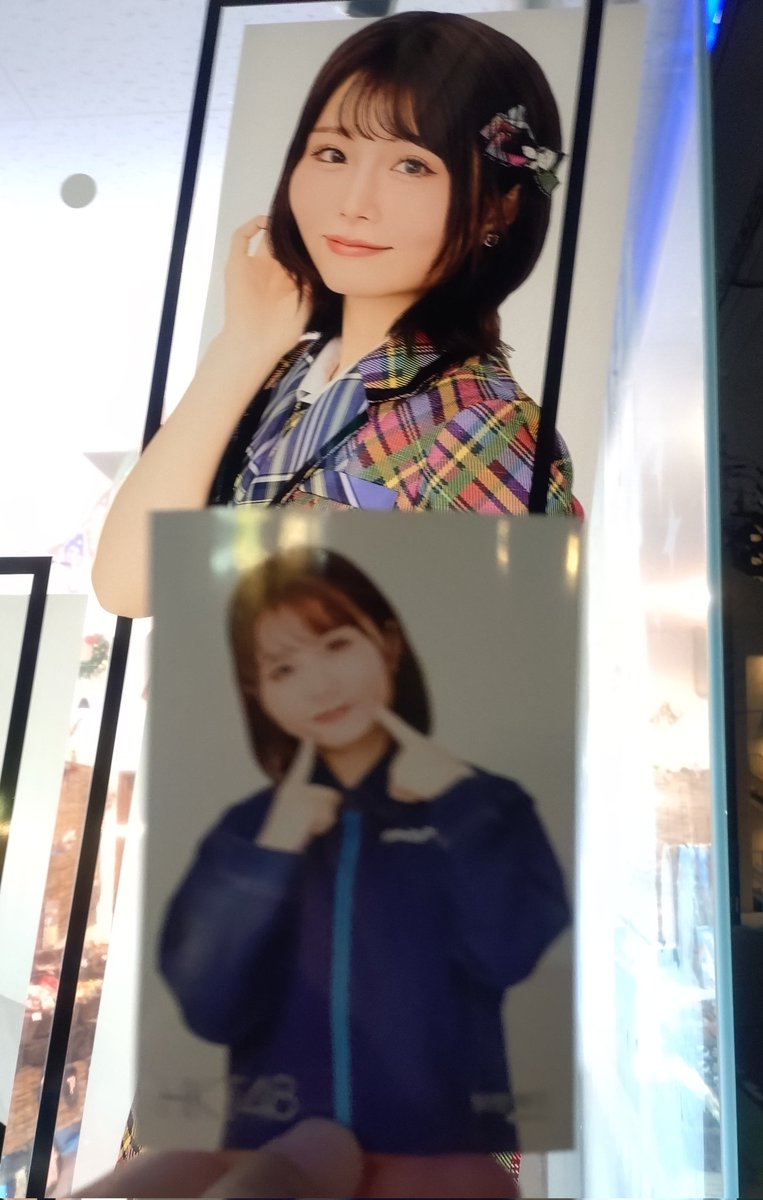 秋吉優花写真 あなとくちゃんを頭に乗せて笑顔を見せるHKT48の秋吉優花さん（撮影