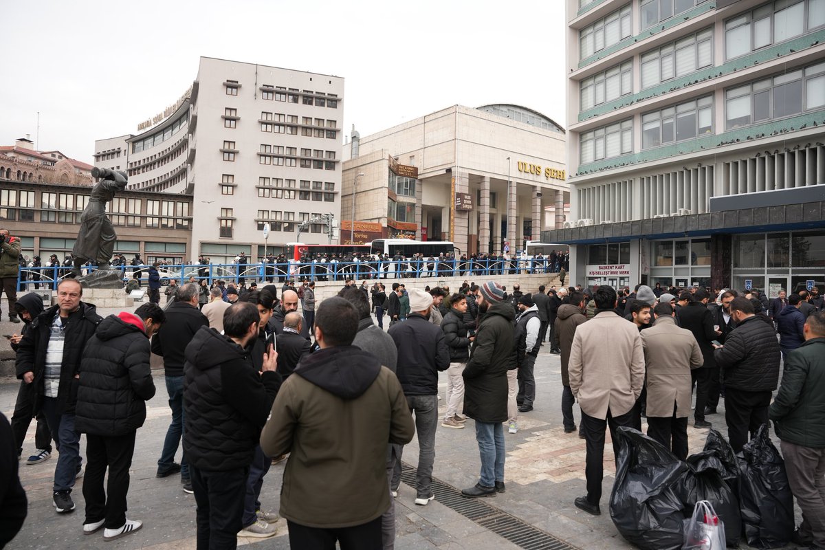 BASIN AÇIKLAMASI ALANINDA ABLUKA!

Alparslan Kuytul Hocaefendi şehrin girişinde bekletilirken talebeleri ve sevenleri de yoğun polis ablukası altında alanda bekliyor.

AlparslanHoca Ankarada 
#BasınAçıklaması
#AnkaraEmniyeti