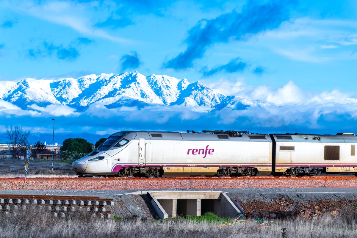 Alvia Badajoz-Madrid, saliendo de Navalmoral de la Mata (Cáceres) con destino a su próxima parada, Oropesa (Toledo) El pico Almanzor, cumbre máxima de Gredos (Ávila) detrás con sus primeras nieves importantes de este invierno. 
21 de diciembre de 2025.