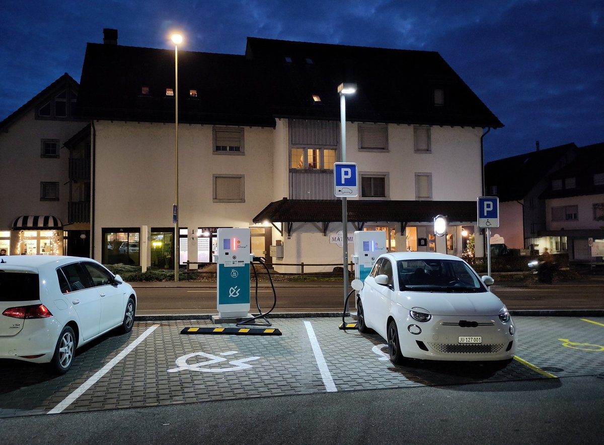 chargeguide's tweet image. Typical Shell Recharge + EATON GMDC66 experience: one unit dead, one unit with broken screen

When it works you have almost no chance to reach the advertised 66kW max because it can only do 500V/165A

And you pay 89ct/kWh ad-hoc for this incredible service!

In Mettmenstetten