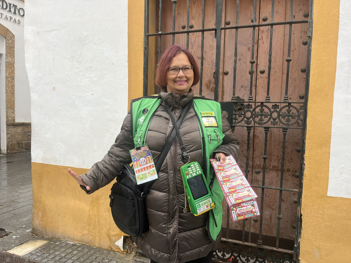Angelitas ha repartido 1,7 millones de euros que han sido vendidos íntegramente a vecinos de Puerto Real con el sueldazo de la ONCE.

"Es como si me hubiera tocado a mí", asegura esta vendedora que hace unos años también vendió 1,5 millones de euros en su pueblo.