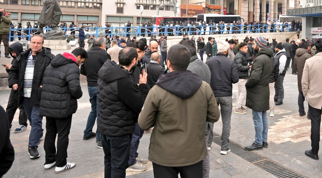 Ankara Ulus Meydanında Emniyet Zulmüne Protesto!

Ankara Emniyetinin salon sahibini tehdit etmesi sonucu İslami konferansımızın iptal edilmesini protesto etmek isteyen Furkan Hareketi mensupları, polis ablukasıyla birlikte Ulus Meydanında bekleyişlerini sürdürüyor.