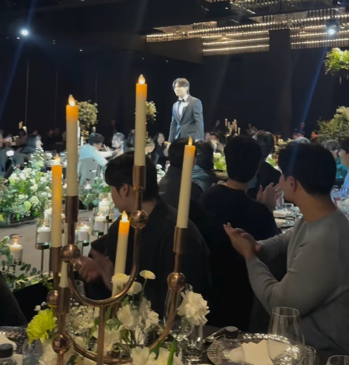 ㅇ ㅣ유찬 결혼식에 최최 붙어앉아잇음 ㅜㅋㅋㅋ푸핰ㅋㅋ