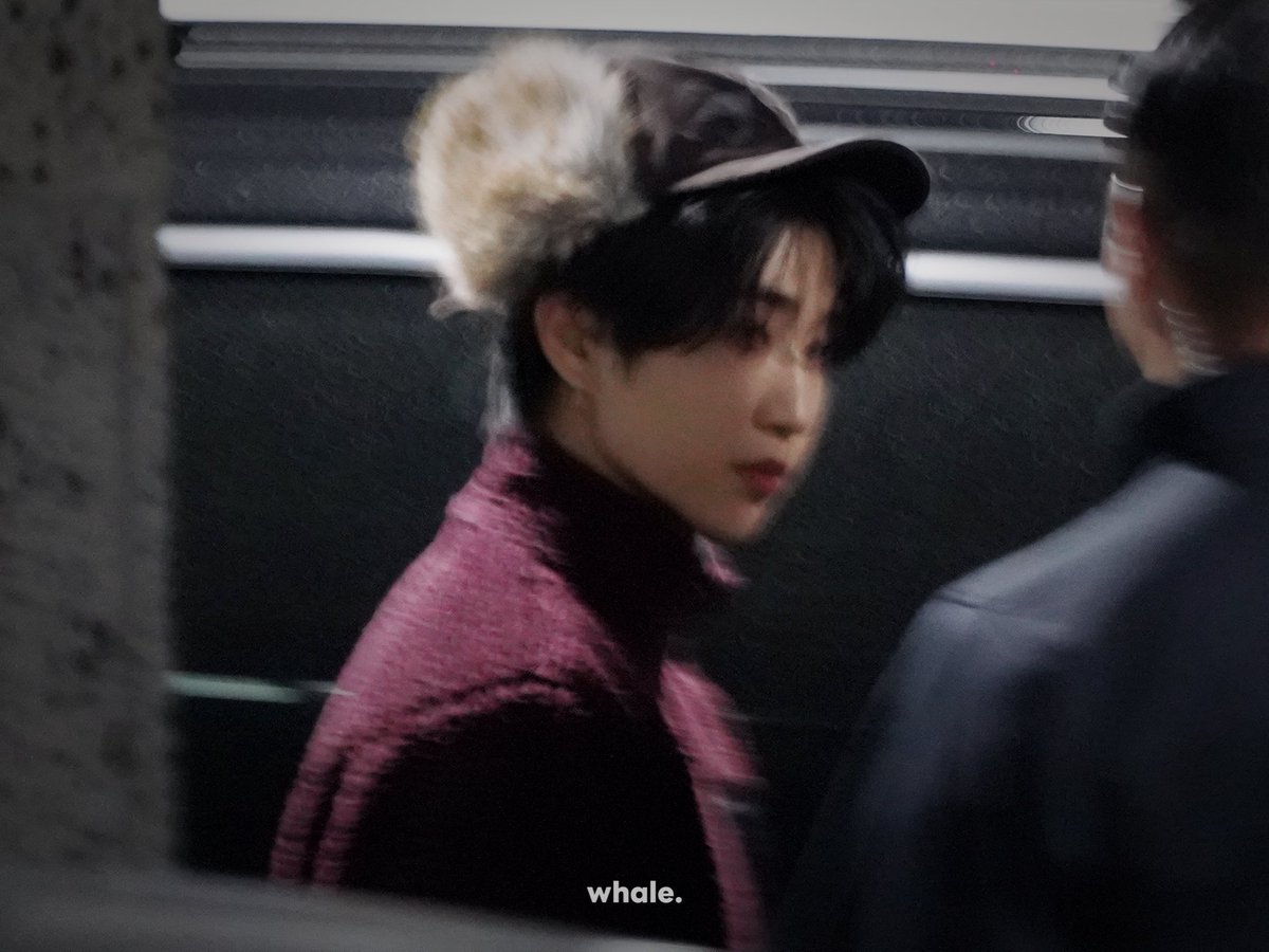 misokittys's tweet image. he looks like a snow squirrel with giant fluffy ears