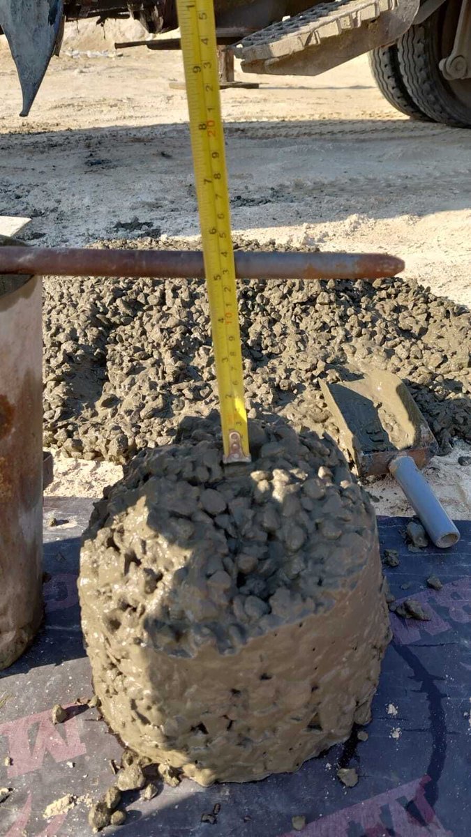 🚧 نصائح ذهبية عند صب الخرسانة المسلحة لضمان الجودة!

✅ استخدام الهزاز أثناء الصب لتجنب التشققات وضمان تماسك الخرسانة.
✅ لا تتأخر الخلاطة أكثر من ساعتين بعد مغادرتها المصنع.
✅ درجة الحرارة مهمة! 🌡️ تأكد ألا تتجاوز ٣٥°C، واستخدم الخرسانة المبردة بالثلج في الصيف.
✅ نفذ اختبار