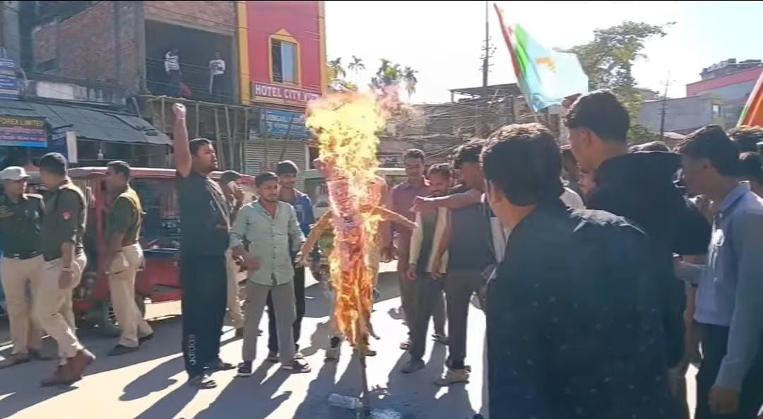 dev_sushmit's tweet image. NSUI protested today against the brutal burning of a Hindu man in Bangladesh and continued injustice on minorities. Effigy of Mohammad Yunus burned demanding justice. BJP’s selective outrage = zero action. Human rights aren’t election tools.
#NSUIAssam #StopSelectiveOutrage