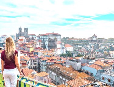 ¡Nuevo en el blog! Te traemos un recorrido genial de 2 días en OPORTO 🇵🇹, con paseos por la parte más bohemia de la ciudad, paseos en barco con atardeceres infinitos 🌅 y degustación de vinos 🍷 ¿ Te apuntas? No te pierdas la guía de #Oporto aquí 👉 omviajesyrelatos.com/que-ver-en-opo…