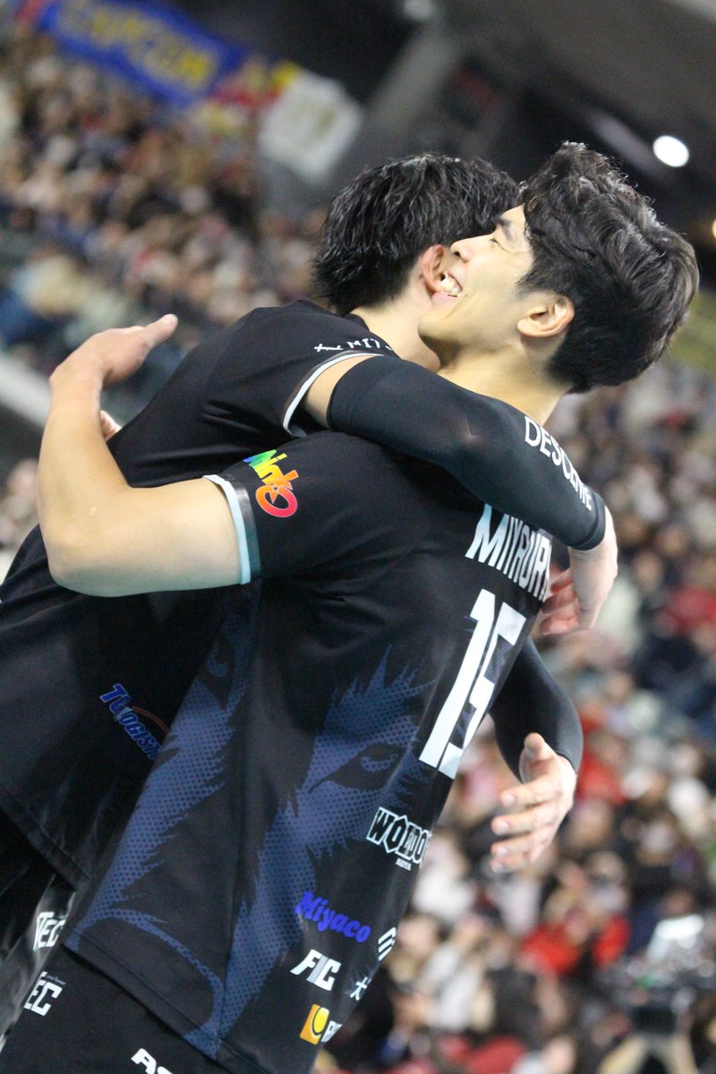 maiko_mama1610's tweet photo. 2025年12月21日（日）
天皇杯決勝 京王アリーナTOKYO
優勝決定後のハグ。
宮浦くんがちゃんとお兄ちゃんだった。
#天皇杯皇后杯バレー 
#ウルフドッグス名古屋
#宮浦健人 選手
#水町泰杜  選手 https://t.co/97gvx0t12V