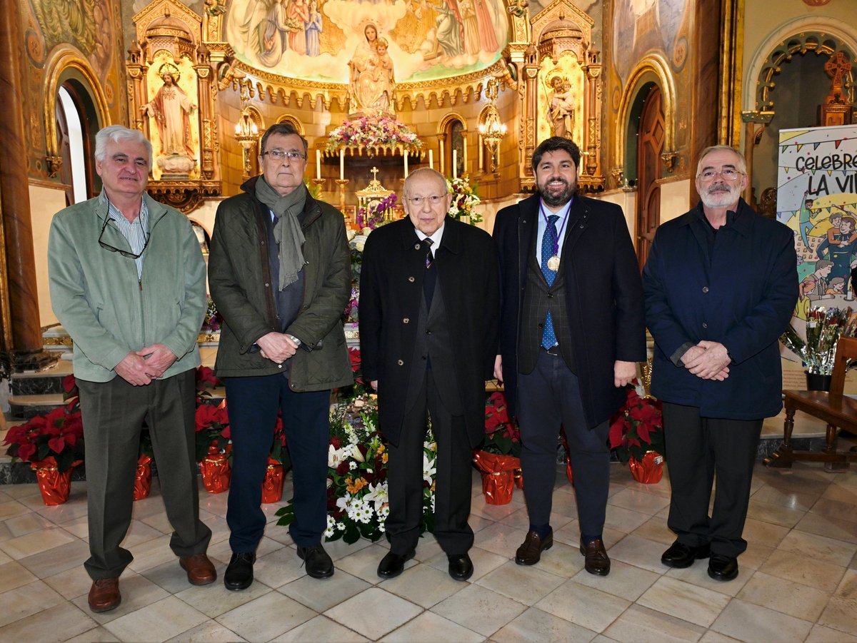 Volver a Maristas, 50 años después, es reencontrarnos con una parte esencial de lo que somos.

Entre estas paredes aprendimos a leer, a pensar, a convivir y a soñar. Aquí descubrimos la amistad, el esfuerzo y la alegría de superarnos.

Un legado que debe seguir acompañando a las