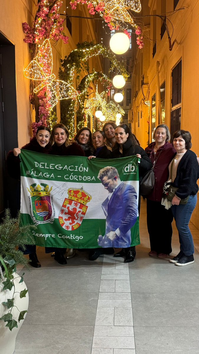 Sigo en una burbuja... Que bonito vivir ese gran concierto Malaguita y el pre con gente tan bonita <a href="/DeleMalCordDB/">Delegación Málaga y Córdoba BisbalFanClub</a> y mis belgas bonitas <a href="/DBBelgica/">dbbelgica</a> 
Preconcierto viendo el encendido de mi malaga...
Gracias <a href="/davidbisbal/">davidbisbal</a> por tanto