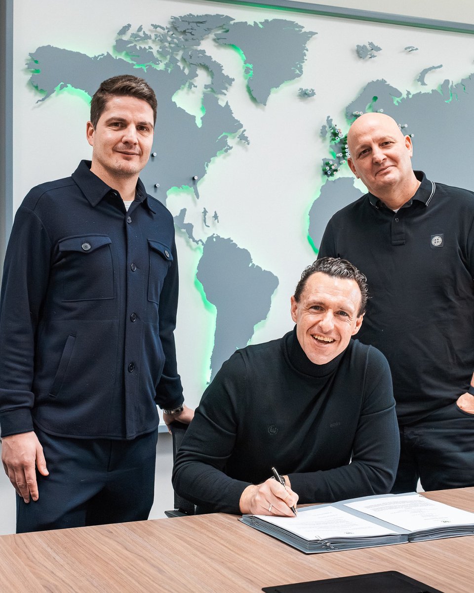 VfL_Wolfsburg's tweet photo. Michael Gentner hat seinen Vertrag als Direktor der VfL-Akademie bis 2030 verlängert. Der 43-Jährige bleibt damit langfristig für die sportliche Ausrichtung und Weiterentwicklung der Jungwölfe verantwortlich. 👏

➡️ https://t.co/LYKMyLT0rA

#VfLWolfsburg https://t.co/MK2UKiO7sX