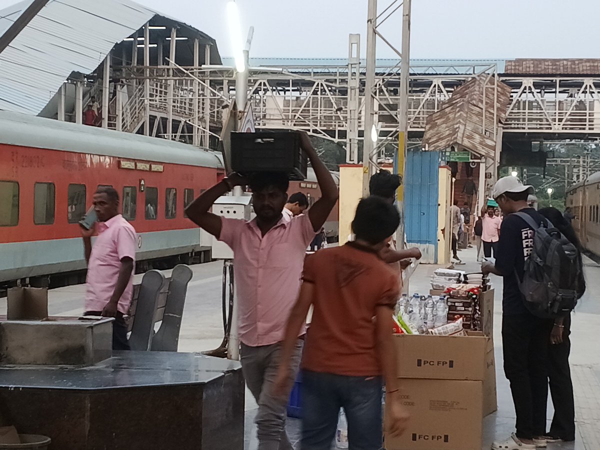 ndnivra's tweet photo. @DrmChennai  @GMSRailway platform 8 Chennai Egmore (MS)
Unauthorised vendor selling rail neer for Rs 20

Says none can complain https://t.co/QUbodrnZMm