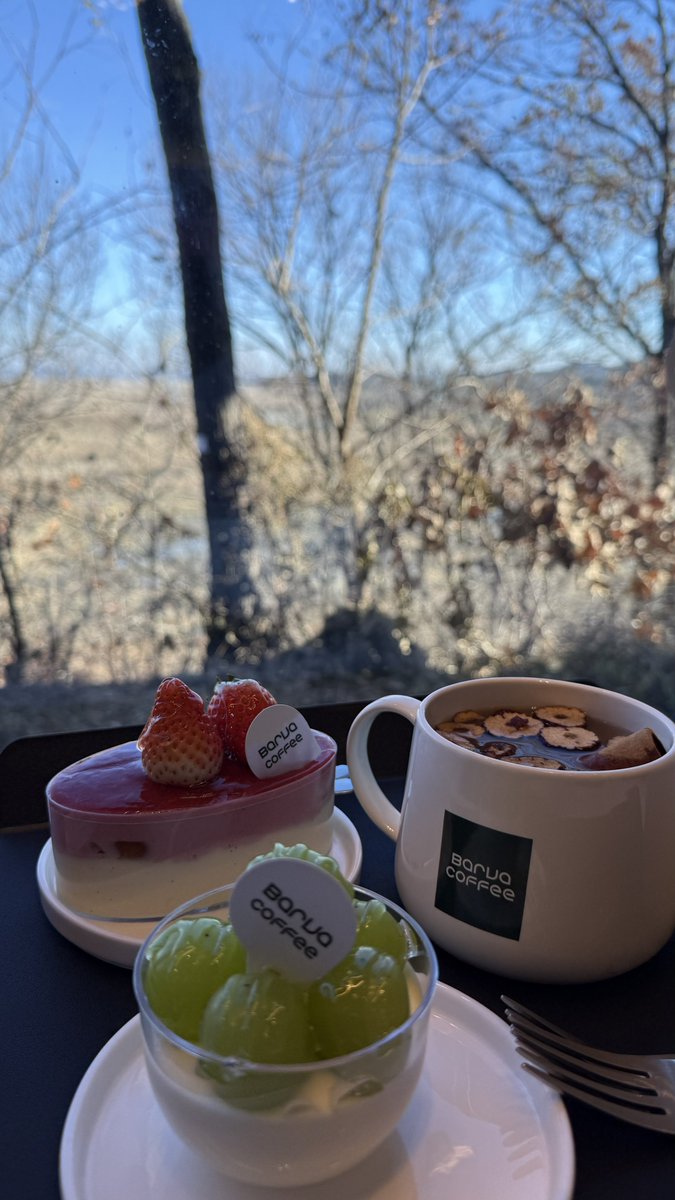 chrishya_'s tweet image. ㅇㅅㅇ)/ 
오늘의 데이트 코스는 시화호 - 전곡항 
근데 저 케이블카 바닥이 뚫려 있던데…. 고소공포증 있는 클샤는 못탐;;;