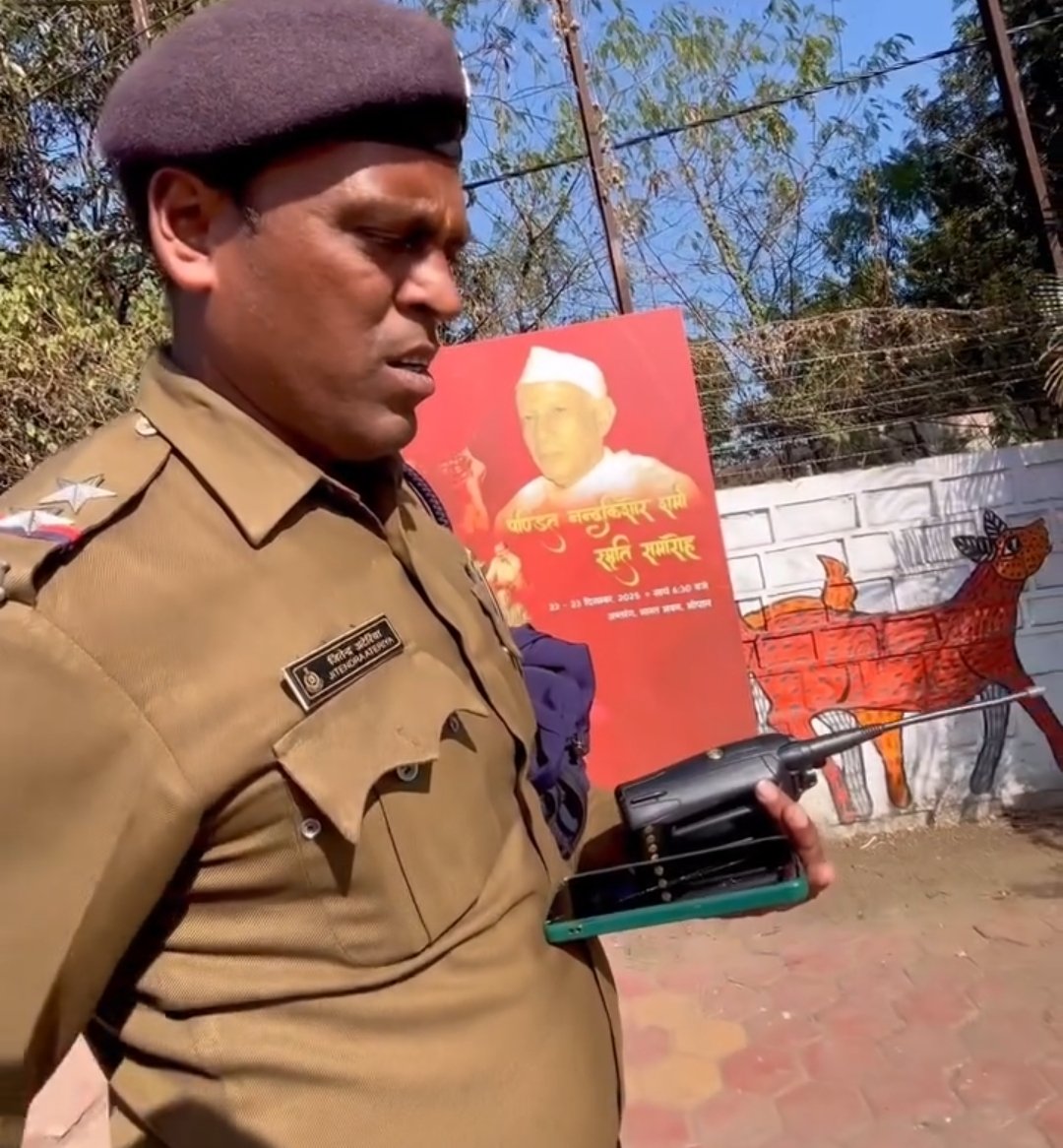 Deepeshpatel87's tweet photo. ब्लॉगर – सर एक छोटी सी हेल्प करोगे।

पुलिस – बोलो बोलो

ब्लॉगर – सर मेरी गाड़ी की पेट्रोल खत्म हो गई है, सर मेरी 50 रुपए की हेल्प कर दीजिए।

पुलिस – देखता हूं चेंज नहीं होगा यार।

ब्लॉगर काफी लोगों से मांगा सर कोई हेल्प ही नहीं कर रहा है।

पुलिस – रुको मैं दे रहा हूं।

और फिर पुलिस वाले ने अपने कार से लाकर 50 रुपए की मदद कर दी, बात 50 रुपए की नहीं बात किसी अजनबी की सहायता की है, कई बार लोग सच में मुसीबत में होते हैं तो उनकी मदद कर देनी चाहिए।।
वीडियो 👇👇👇