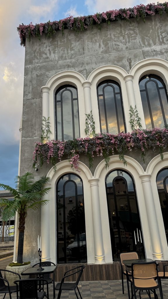 تفاصيل المكان تأسر القلب والروح . .
🕯️🪞🎻📰🕰️🤎