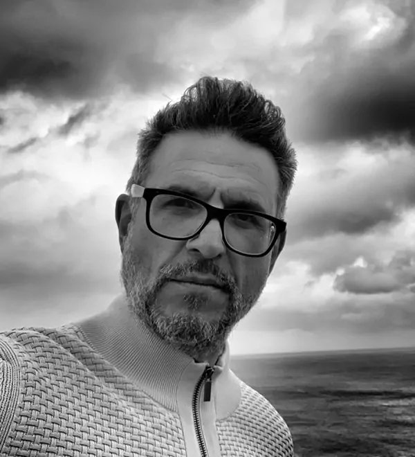 JdMRomeroBarea's tweet image. “#Aprender a equivocarnos y #recomenzar” #JulioTrujillo #DetrásDeLaCiudad @PreTextosLibros #VIIIPremioMargaritaHierro @FCPJH Mi #reseña en @MondeDiploEs #30aniversario #Diciembre2025 #FelizDomingo ☀️ @martacamnu @masleer ¡𝙁𝙚𝙡𝙞𝙘𝙚𝙨 𝙁𝙞𝙚𝙨𝙩𝙖𝙨!🎄🎁romerobarea.wordpress.com/2025/12/12/jul…