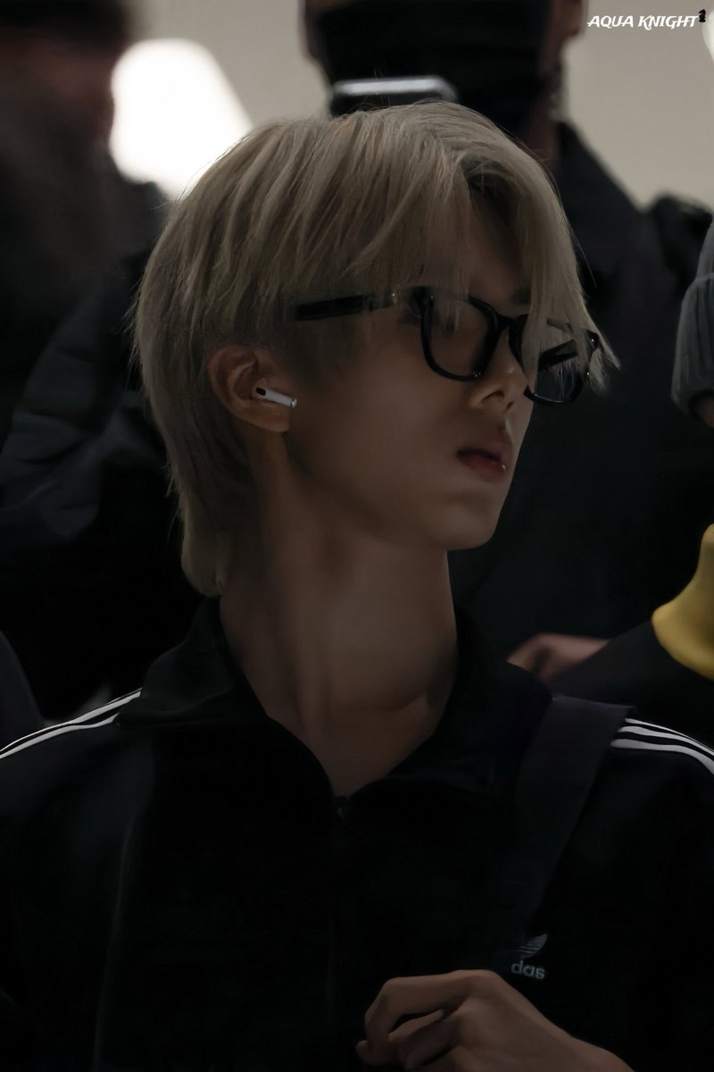 jisungphilic's tweet image. It’s illegal to look THIS good that casually 😩