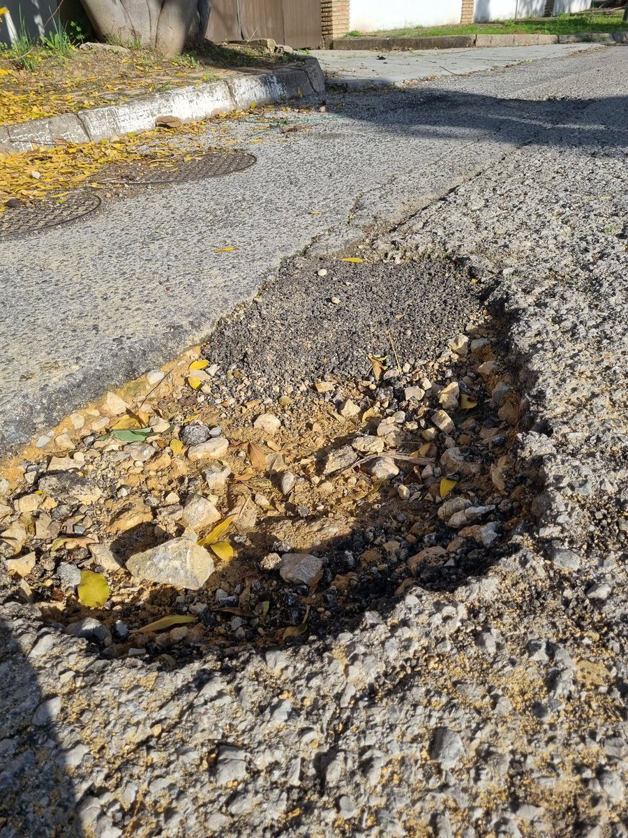 SimonVerde2025's tweet photo. Estos socavones están en c/Arcipreste, entre Ciaurriz y Fuenteclara.
Muy MUY peligroso para turismos y motocicletas.
Se llena de agua y casi no se ve.
Tiene una cuarta de profundidad.
Un vecino pone queja en sede electrónica y nadie le contesta.
Así funciona @MairenaAljarafe. https://t.co/vcYaBzsWb2