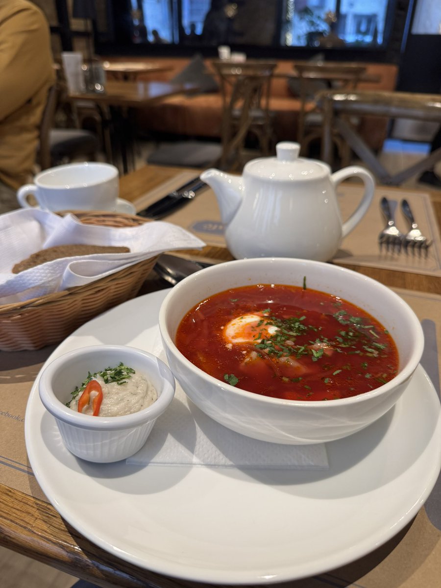 maxcocoabean's tweet image. Тепер знаю гарне місце, де можна зʼїсти такий шикарний борщ, дякую за зустріч @loveinkyiv 😉