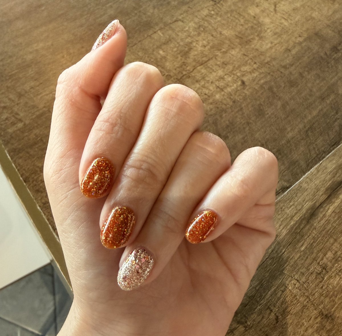 loreneeliz's tweet image. หดหู่มากก มาทำเล็บกับพี่ช่างคู่ใจ เลยถามเขาว่าปีใหม่กลับบ้านไหม เขาบอกไม่ ต้องทำงาน เลยบอกว่าอย่าลืมไปเลือกตั้งนะคะ 

พี่ช่าง : ไม่ไปหรอก มันน่าเบื่อเลือกไปก็เหมือนเดิม เลือกไปก็ไม่ได้คนที่อยากได้ 

นี่ก็เลยค่อยๆ บอกแกว่า เนี่ยไม่ไปเลือกตั้งมันเสียสิทธิ์น้า…