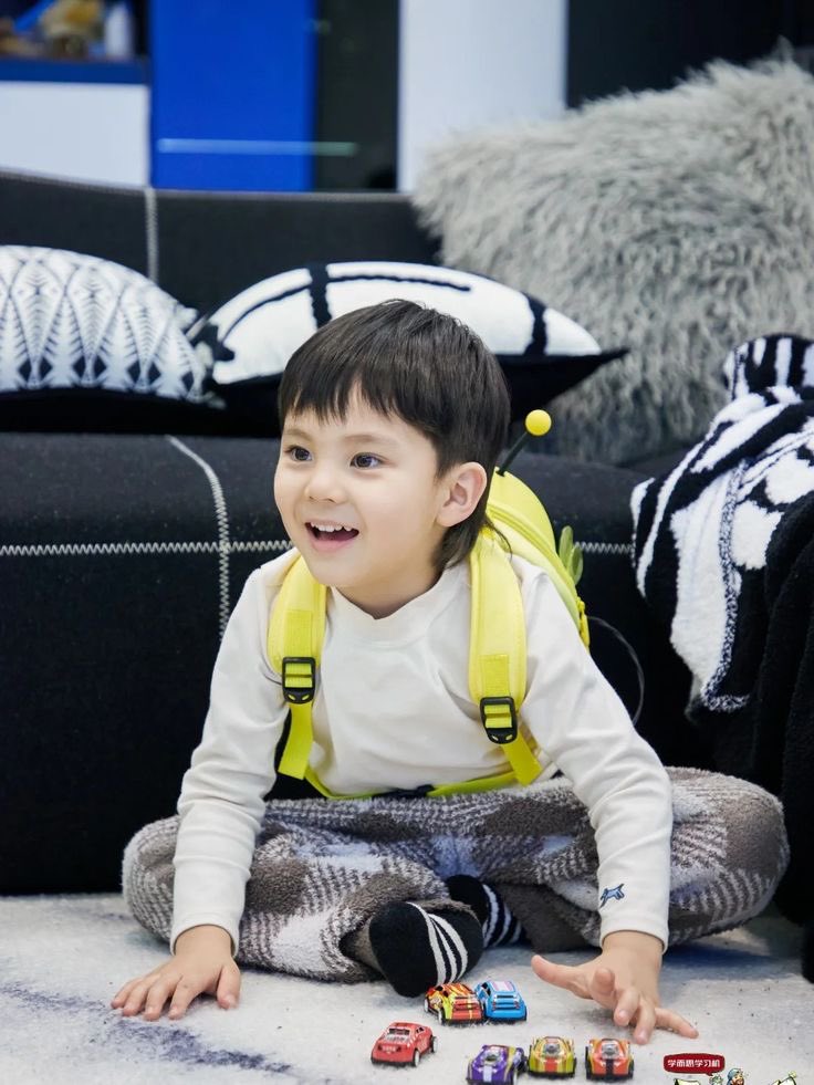 svnsean's tweet image. Anak gemas ini energinya gk habis habis. 

'Om, dino aku mana?'

Padahal dari tadi mainan dino nya dimasukkan ke tas.